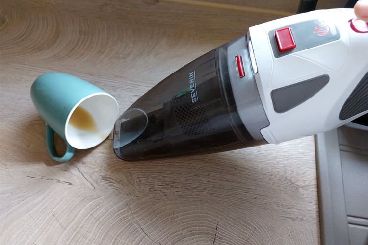 Im Vergleich zur normalgroßen Kaffeetasse wirkt der Handsauger riesig Im Vergleich zur normalgroßen Kaffeetasse wirkt der Handsauger riesig