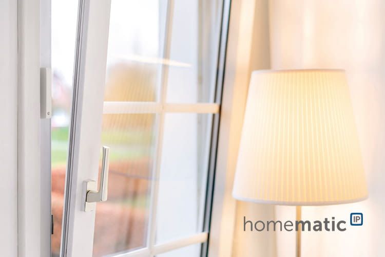 Der dezente Fensterkontakt erkennt dank einer Lichtschranke, wenn das Fenster geöffnet wird und meldet dies den smarten Heizkörperthermostaten. Trotzdem gilt: Lieber Stoßlüften als das Fenster kippen! Der dezente Fensterkontakt erkennt dank einer Lichtschranke, wenn das Fenster geöffnet wird und meldet dies den smarten Heizkörperthermostaten. Trotzdem gilt: Lieber Stoßlüften als das Fenster kippen!