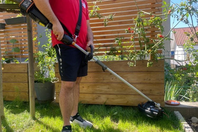 Dank des Schultergurtes lässt sich der Trimmer perfekt auf die Körpergröße einstellen und angenehm tragen Dank des Schultergurtes lässt sich der Trimmer perfekt auf die Körpergröße einstellen und angenehm tragen