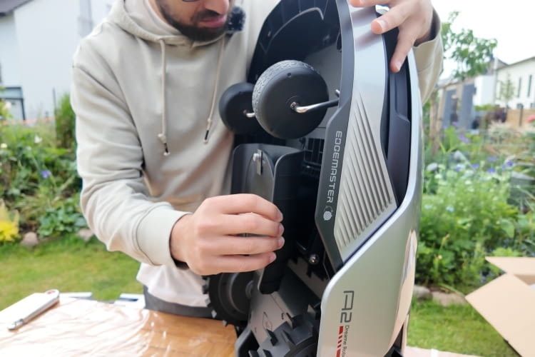 Das EdgeMaster System erlaubt es dem Dreame A2 seinen Mähteller seitlich zu verschieben und damit besser am Rand zu mähen Das EdgeMaster System erlaubt es dem Dreame A2 seinen Mähteller seitlich zu verschieben und damit besser am Rand zu mähen