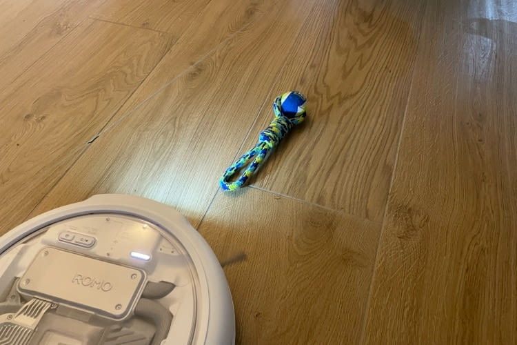 Dieses Hunderspielzeug und noch kleinere Hindernisse wurden immer erkannt und umfahren Dieses Hunderspielzeug und noch kleinere Hindernisse wurden immer erkannt und umfahren