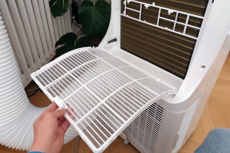 Bei mobilen Geräten ist der Filter zur Wartung meist einfach entnehmbar Bei mobilen Geräten ist der Filter zur Wartung meist einfach entnehmbar