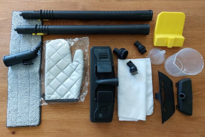 Unser Test-Dampfmopp brachte u.a. für Teppiche und Fenster viel Zubehör mit Unser Test-Dampfmopp brachte u.a. für Teppiche und Fenster viel Zubehör mit