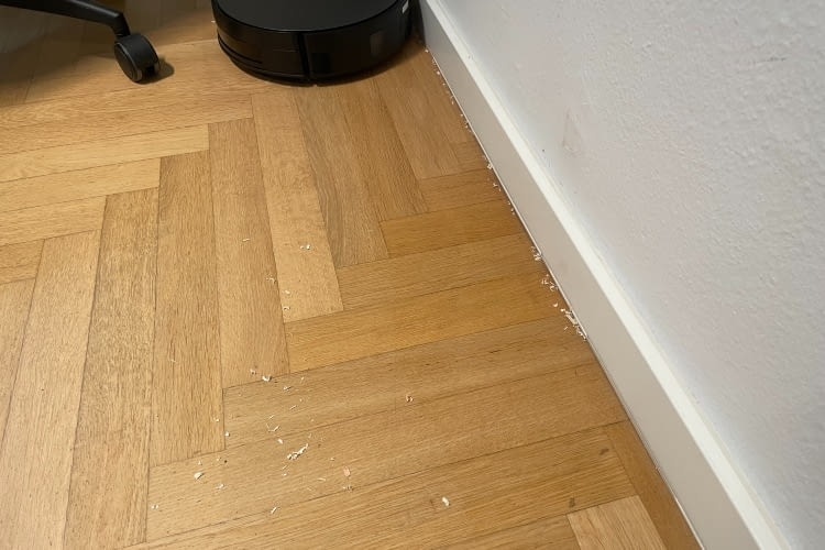 Ganz an den Rand kommt der Saugroboter trotz extra langer Seitenbürste nicht Ganz an den Rand kommt der Saugroboter trotz extra langer Seitenbürste nicht