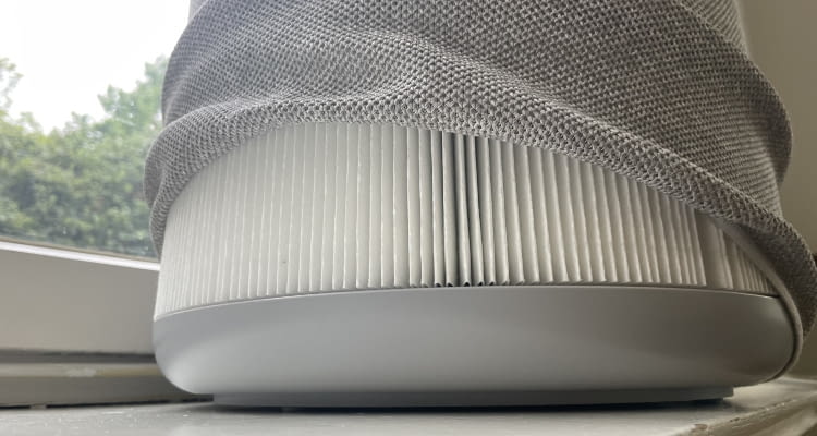 Der H13 HEPA Filter des Blue Max 3350i ist unter dem waschbaren Vorfilter verborgen Der H13 HEPA Filter des Blue Max 3350i ist unter dem waschbaren Vorfilter verborgen