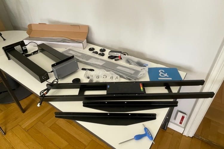 Der Lieferumfang von Paket 1. Die Tischplatte kam in einem weiteren Paket Der Lieferumfang von Paket 1. Die Tischplatte kam in einem weiteren Paket