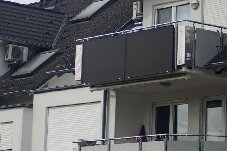 Egal ob Gitter- oder Betonbalkon: Im Handel gibt es viele passende Halterungen zur Auswahl Egal ob Gitter- oder Betonbalkon: Im Handel gibt es viele passende Halterungen zur Auswahl