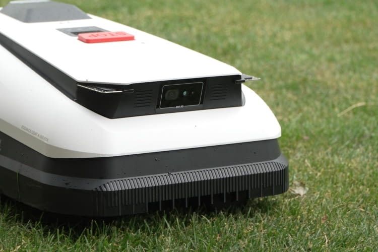 Bei unserem Test begann es zu regnen. Der Niederschlag wurde vom Regensensor erkannt und der A1600 RTK fuhr zurück in seine Station Bei unserem Test begann es zu regnen. Der Niederschlag wurde vom Regensensor erkannt und der A1600 RTK fuhr zurück in seine Station