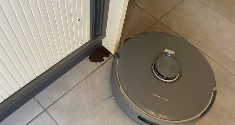 Die beiden Seitenbürsten verformten beim Eckenkehren etwas schlechter als die Konkurrenz Die beiden Seitenbürsten verformten beim Eckenkehren etwas schlechter als die Konkurrenz