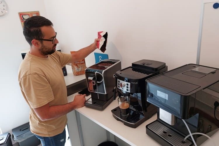 In der homeandsmart Redaktion haben wir schon mehrere Kaffeevollautomaten getestet In der homeandsmart Redaktion haben wir schon mehrere Kaffeevollautomaten getestet