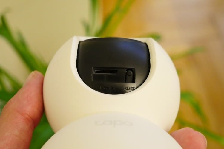 Der SD-Karten Slot der Tapo C210 befindet sicher der Kameralinse Der SD-Karten Slot der Tapo C210 befindet sicher der Kameralinse