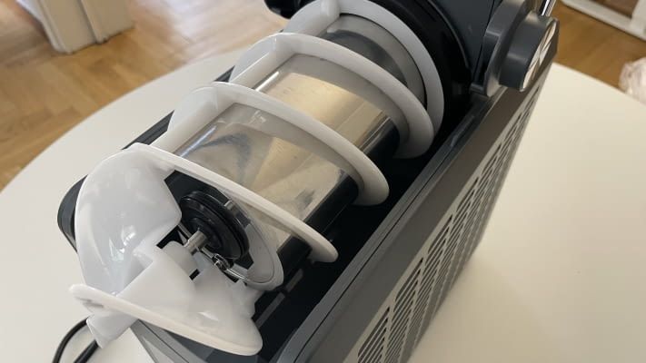 Das Rührelement wird über das Kühlelement gestülpt Das Rührelement wird über das Kühlelement gestülpt