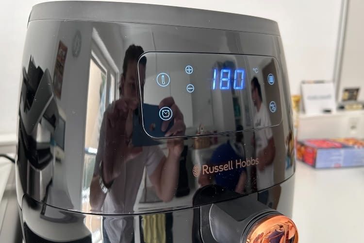 Das Bedienfeld der Heißluftfritteuse ist übersichtlich und einfach zu bedienen Das Bedienfeld der Heißluftfritteuse ist übersichtlich und einfach zu bedienen