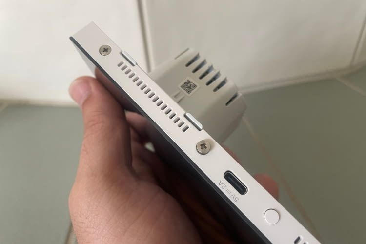 Der USB-C Anschluss befindet sich auf der Unterseite Der USB-C Anschluss befindet sich auf der Unterseite