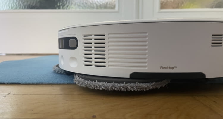 Die Mopps werden auf Teppichen 10,5 Millimeter angehoben, können aber auch in der Station abgelegt werden Die Mopps werden auf Teppichen 10,5 Millimeter angehoben, können aber auch in der Station abgelegt werden