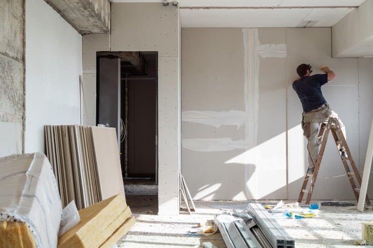 Das Sanieren der Wand kann zu einer großen Einsparung an Energiekosten führen Das Sanieren der Wand kann zu einer großen Einsparung an Energiekosten führen