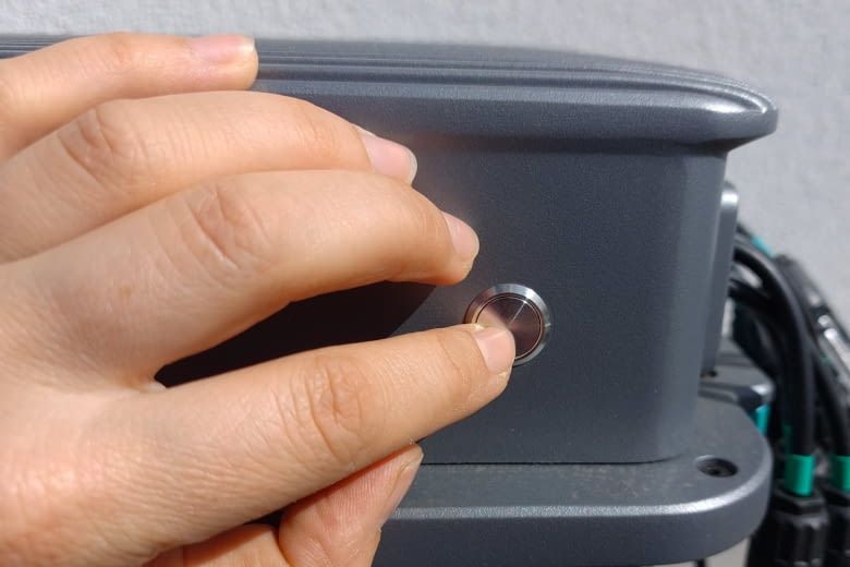 Der Power-Button befindet sich gut sichtbar an der Gehäuse-Vorderseite Der Power-Button befindet sich gut sichtbar an der Gehäuse-Vorderseite
