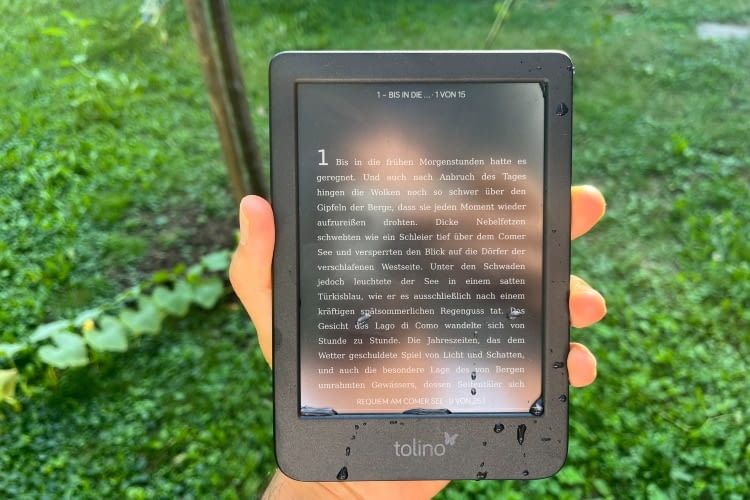 Praktisch für ein Buch im Pool wenn der eReader auch wasserdicht ist Praktisch für ein Buch im Pool wenn der eReader auch wasserdicht ist