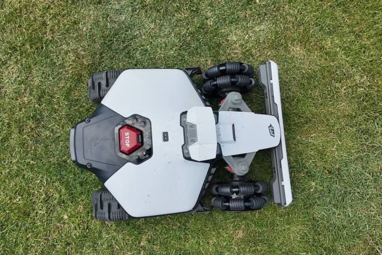 Bedienknöpfe, Stopp-Taste und der Regensensor befinden sich auf der Oberseite des LUBA Mini Bedienknöpfe, Stopp-Taste und der Regensensor befinden sich auf der Oberseite des LUBA Mini