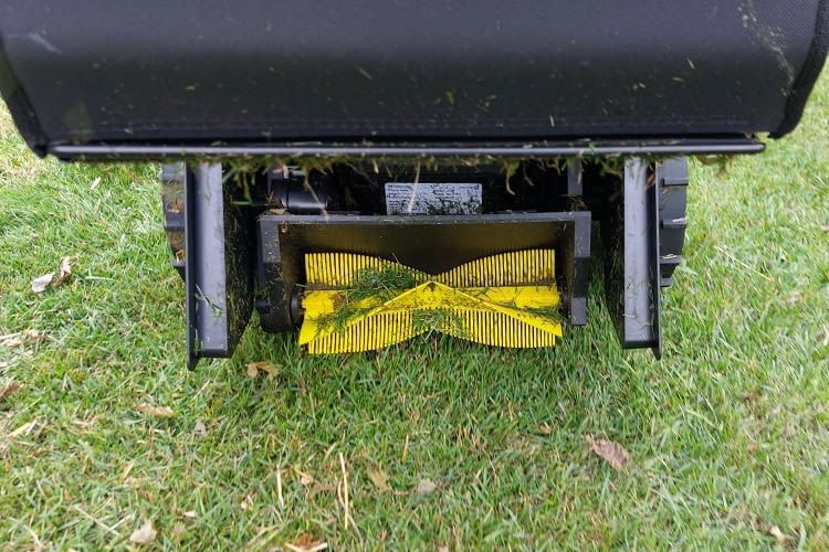 Mit dieser kleinen, gelben Bürste fegt YUKA Grünabfall vom Rasen Mit dieser kleinen, gelben Bürste fegt YUKA Grünabfall vom Rasen