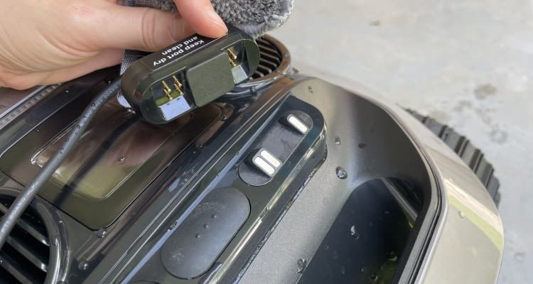 Der Ladeanschluss machte im Dreame Z1 Pro Test einen sehr guten Eindruck und ermöglicht mehr Flexibilität Der Ladeanschluss machte im Dreame Z1 Pro Test einen sehr guten Eindruck und ermöglicht mehr Flexibilität