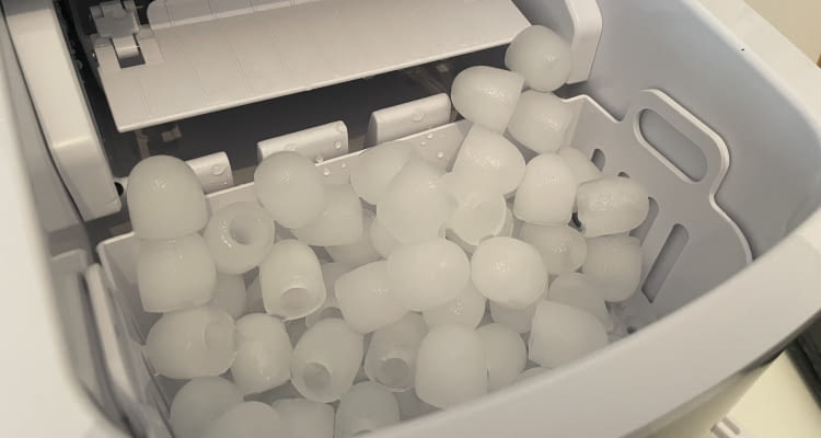 Bei etwa 850 Milliliter Eiswürfeln ist die Wanne voll und muss entleert werden Bei etwa 850 Milliliter Eiswürfeln ist die Wanne voll und muss entleert werden