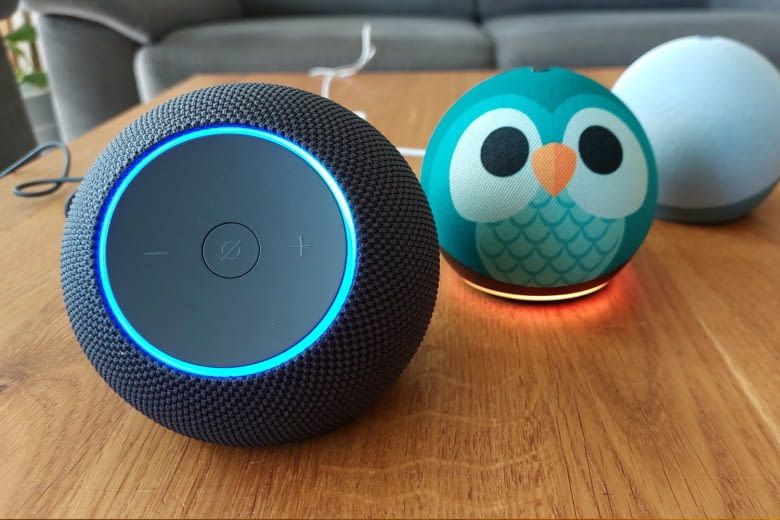 Echo Dot Max ist nur wenig größer als die Dots der 5. Generation Echo Dot Max ist nur wenig größer als die Dots der 5. Generation