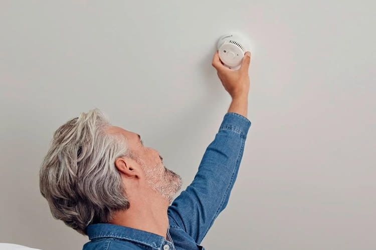 Dieses Rauchmelder Modell verfügt über eine integrierte LED-Notbeleuchtung Dieses Rauchmelder Modell verfügt über eine integrierte LED-Notbeleuchtung