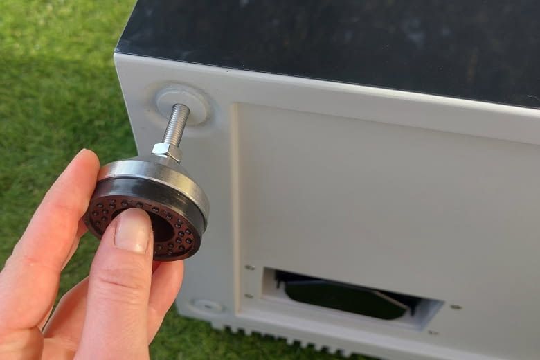 Die Füße ließen sich bei uns im Test mit nur wenigen Handgriffen anbringen Die Füße ließen sich bei uns im Test mit nur wenigen Handgriffen anbringen