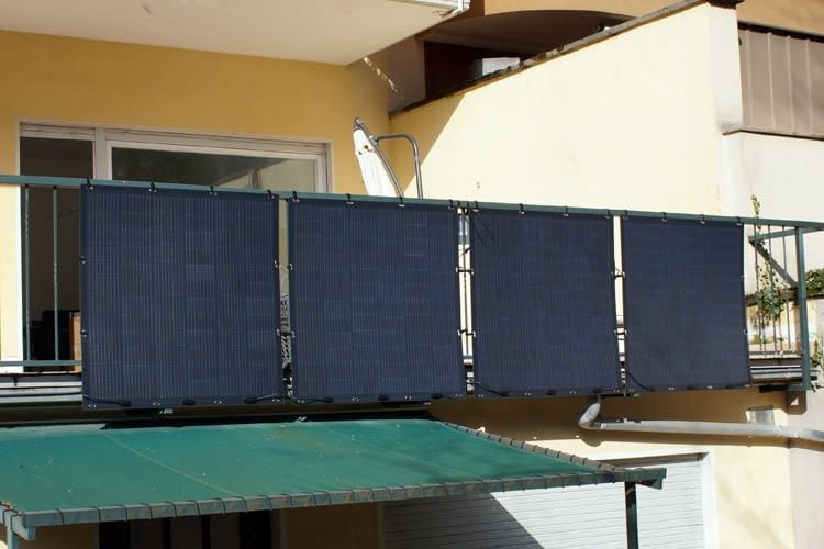 Für die Montage der Panele sind zwei Personen erforderlich Für die Montage der Panele sind zwei Personen erforderlich