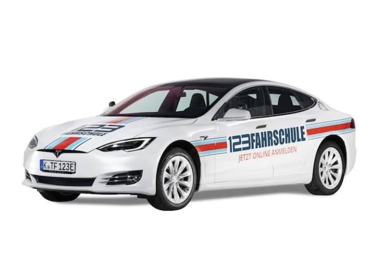 Die Fahrstunden für einen Automatik-Führerschein lassen sich auch in einem Tesla absolvieren Die Fahrstunden für einen Automatik-Führerschein lassen sich auch in einem Tesla absolvieren