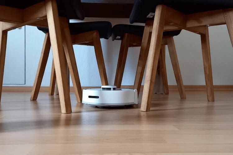 Dank seiner Bauweise reinigt der SwitchBot K10+ auch problemlos unter der Esstischgarnitur. Dank seiner Bauweise reinigt der SwitchBot K10+ auch problemlos unter der Esstischgarnitur.