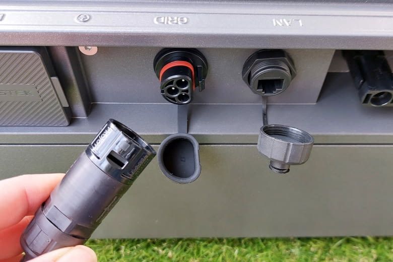 Das Stromkabel lässt sich mit nur einem Handgriff am Speicher einstecken Das Stromkabel lässt sich mit nur einem Handgriff am Speicher einstecken
