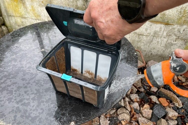 Der Filter kann einfach und problemlos mit dem Gartenschlauch gereinigt werden Der Filter kann einfach und problemlos mit dem Gartenschlauch gereinigt werden
