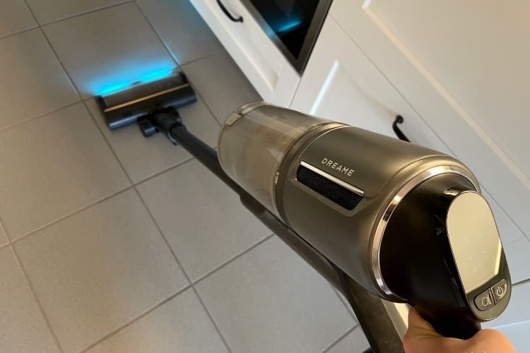 Die grüne LED-Beleuchtung des Dreame Z30 hilft beim gründlichen Saugen Die grüne LED-Beleuchtung des Dreame Z30 hilft beim gründlichen Saugen