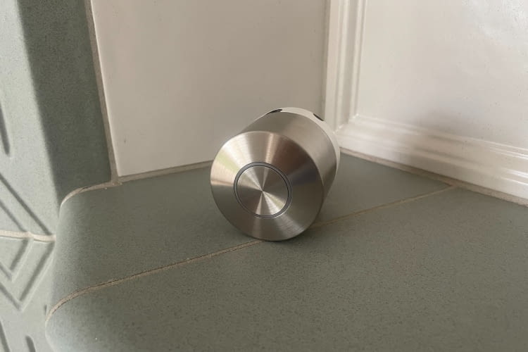 Das Nuki Ultra ist deutlich leichter und kleiner als ältere Nuki Modelle Das Nuki Ultra ist deutlich leichter und kleiner als ältere Nuki Modelle