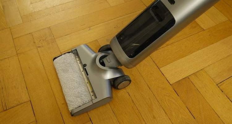 Mit der breiten Wischwalze entfernt der Osotek H200 Schmutz effektiv. Mit der breiten Wischwalze entfernt der Osotek H200 Schmutz effektiv.