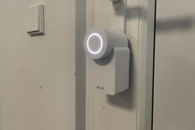 Um die Einrichtung in der App zu starten muss der Druckknopf 5 Sekunden gedrückt werden, der LED Ring leuchtet dann auf Um die Einrichtung in der App zu starten muss der Druckknopf 5 Sekunden gedrückt werden, der LED Ring leuchtet dann auf