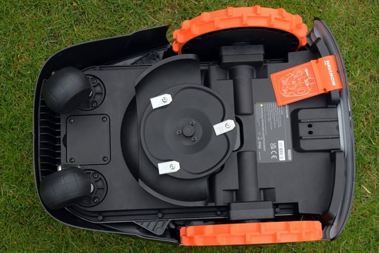 Der mittige Drehteller bewegt die Klingen nicht ganz bis an den Gehäuserand Der mittige Drehteller bewegt die Klingen nicht ganz bis an den Gehäuserand