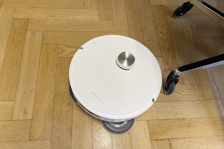 Durch die RoboSwing-Technologie kann der Dreame Mopp und Seitenbürste ausfahren Durch die RoboSwing-Technologie kann der Dreame Mopp und Seitenbürste ausfahren