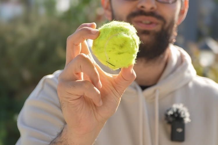 Der Tennisball wurde vom i2 in unserem Test trotzdem manchmal überfahren Der Tennisball wurde vom i2 in unserem Test trotzdem manchmal überfahren