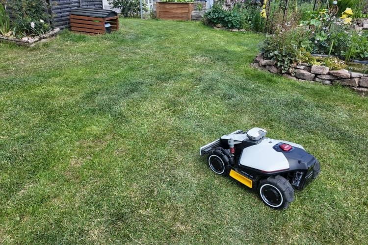 Auf der Fläche zeigt der LUBA Mini 800 was er kann Auf der Fläche zeigt der LUBA Mini 800 was er kann