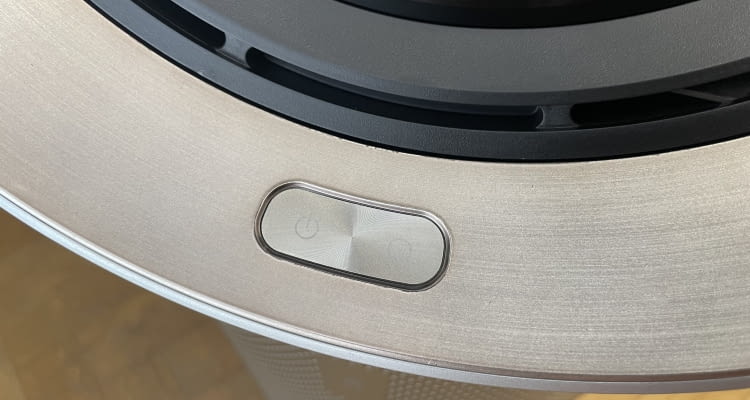 Der Dreame AIrPursue besitzt zwei Tasten am Gerät Der Dreame AIrPursue besitzt zwei Tasten am Gerät