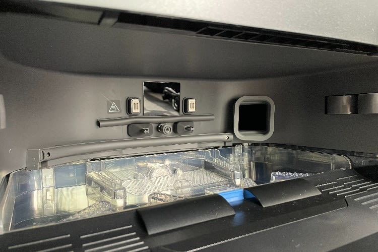 Hier passiert die Magie / Hier wird sowohl Wasser & Staub abgesaugt als auch die Wischpads gereinigt Hier passiert die Magie / Hier wird sowohl Wasser & Staub abgesaugt als auch die Wischpads gereinigt