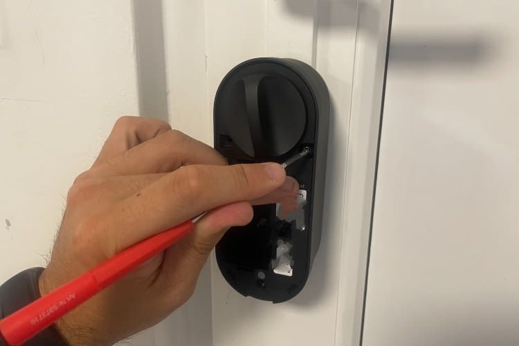 Um das Schloss zu montieren muss es mit drei Schrauben an der Montageplatte befestigt werden Um das Schloss zu montieren muss es mit drei Schrauben an der Montageplatte befestigt werden