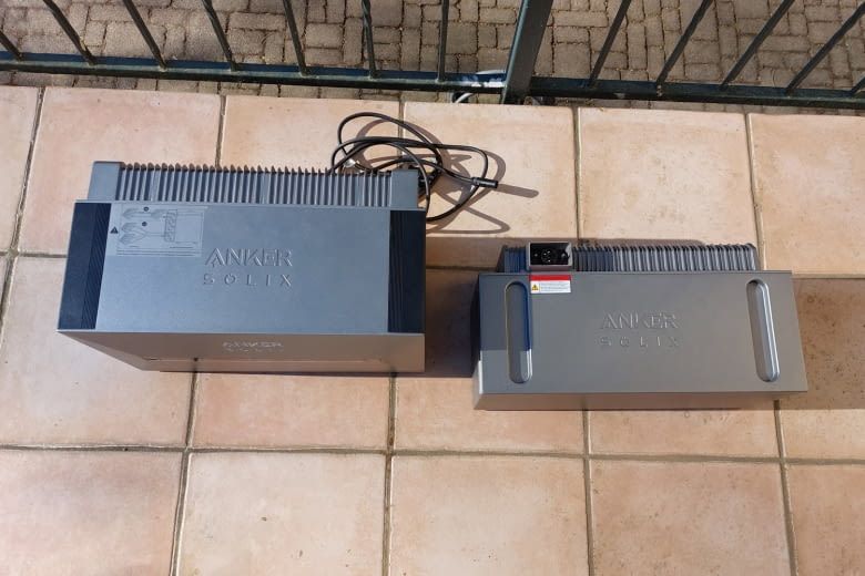 Die Haupteinheit links ist etwas größer als das zugehörige Akkupack rechts Die Haupteinheit links ist etwas größer als das zugehörige Akkupack rechts