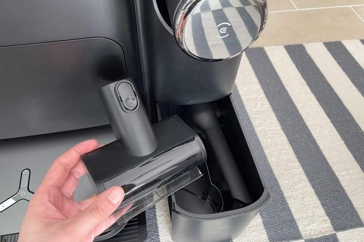 Die Aufsätze des Handsauger lassen sich praktisch in der Absaugstation verstauen Die Aufsätze des Handsauger lassen sich praktisch in der Absaugstation verstauen