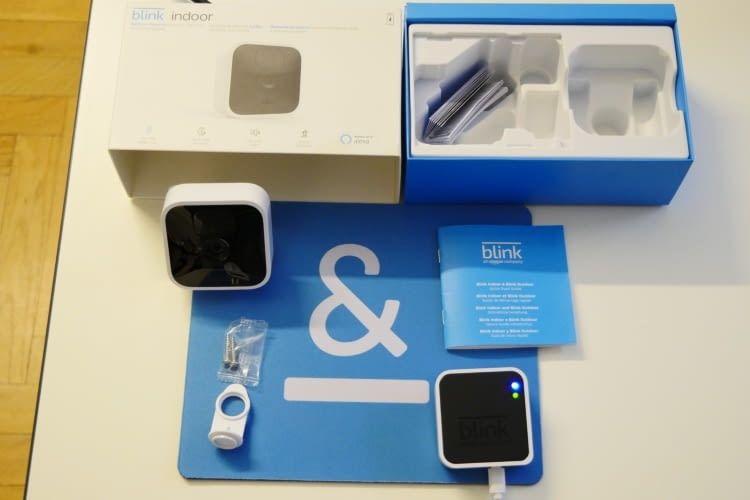 Im Lieferumfang der Blink Indoor Kamera ist alles Nötige enthalten Im Lieferumfang der Blink Indoor Kamera ist alles Nötige enthalten