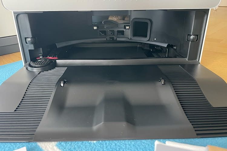 Die Moppablage der Saros reinigt und trocknet die Wischpads Die Moppablage der Saros reinigt und trocknet die Wischpads