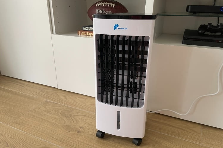Die Jung Lifeair Klimaanlage ähnelt anderen Klimageräten, ist aber deutlich kleiner und leichter Die Jung Lifeair Klimaanlage ähnelt anderen Klimageräten, ist aber deutlich kleiner und leichter